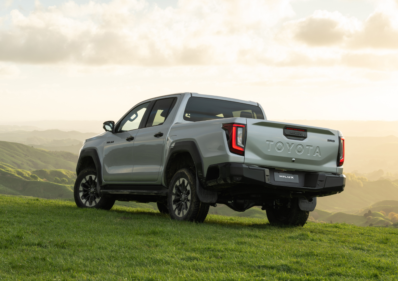 /i/NewFolder/DeskPoster_RAV4PHEVPromo5.png